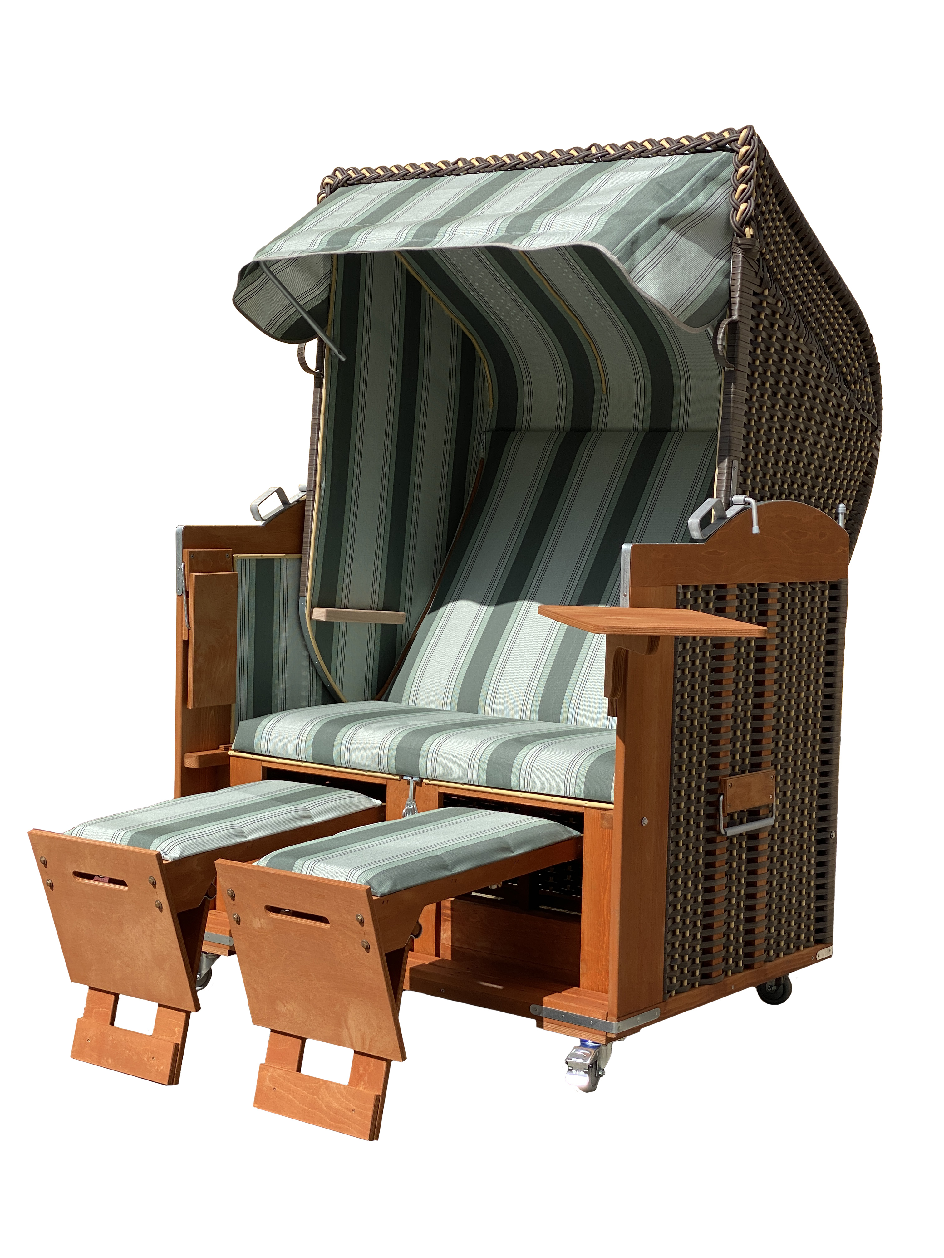 Der 2-Sitzer Strandkorb hat ein Geflecht aus PE in der Farbe cappuccino/beige mit einem gestreiften Stoffdesign in grün.