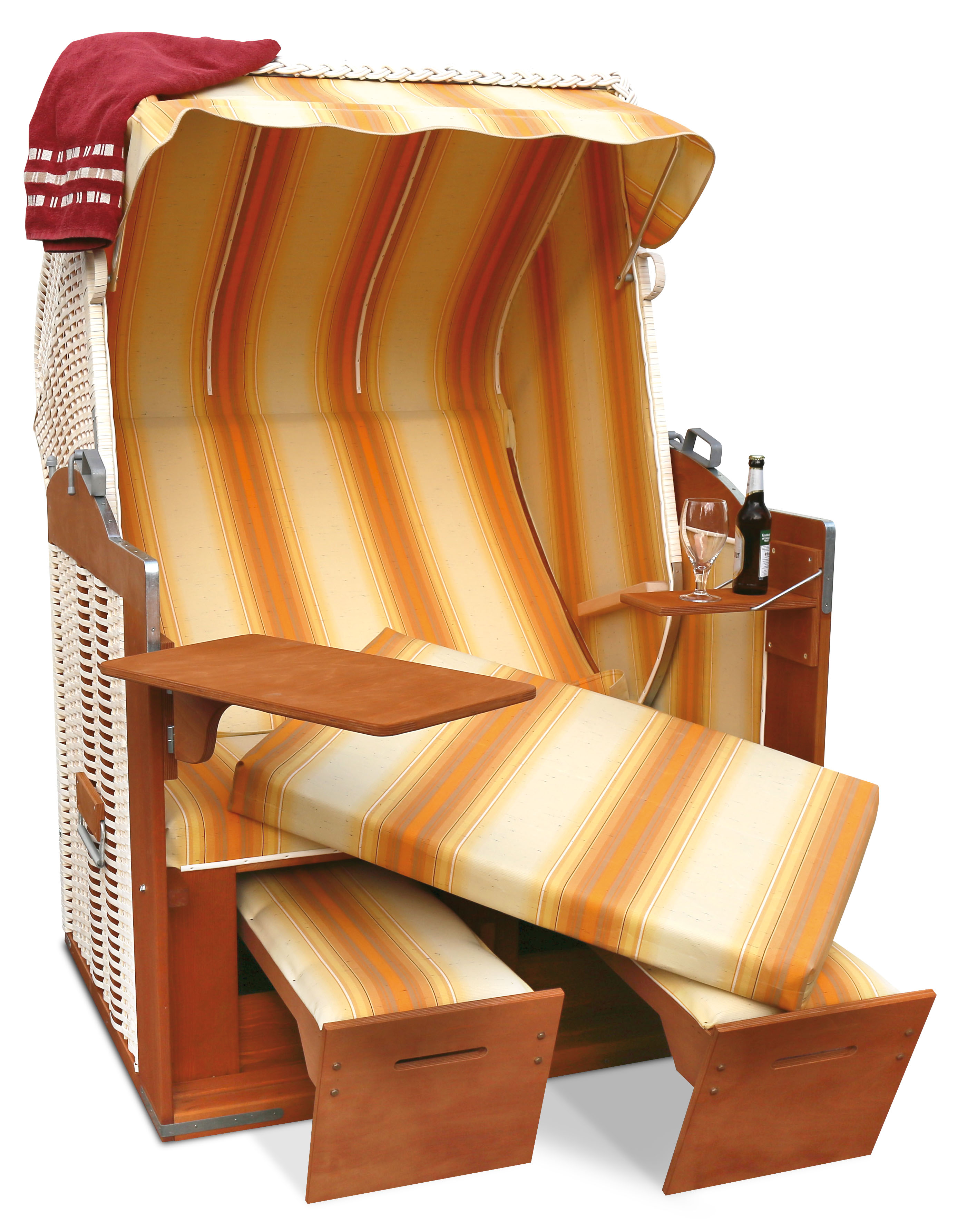 Der 2-Sitzer Strandkorb hat ein Geflecht aus PE in der Farbe weiß mit einem gestreiften Stoffdesign in gelb-orange.