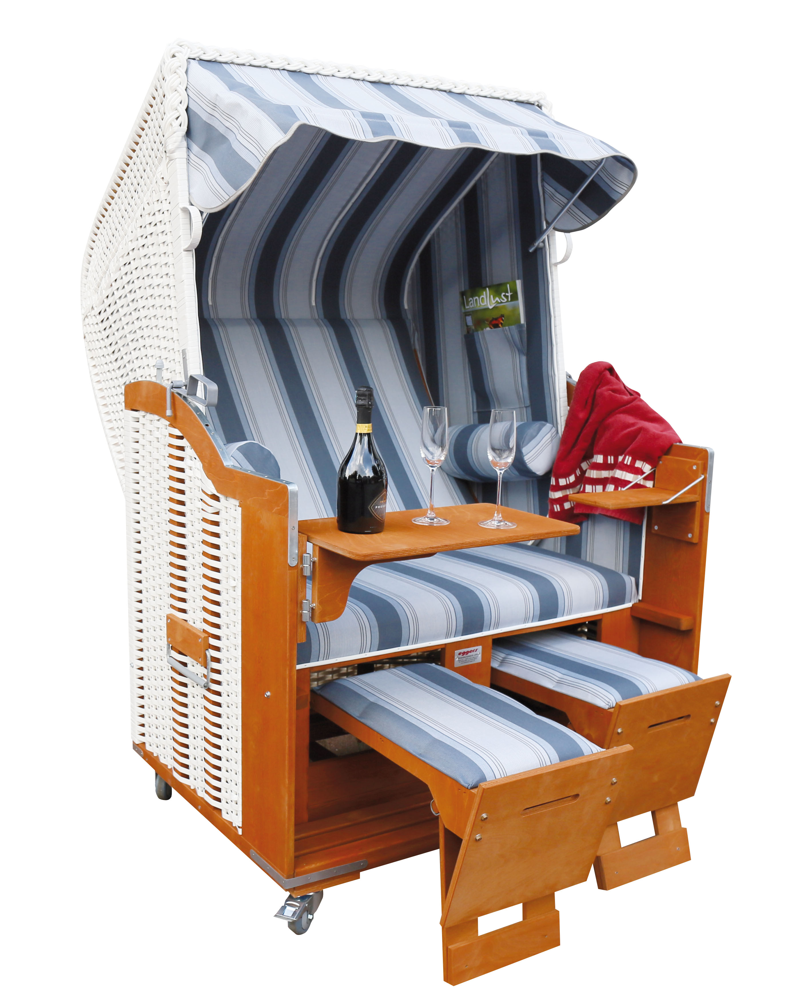 Der 2-Sitzer Strandkorb hat ein Geflecht aus PVC in der Farbe weiß mit einem gestreiften Stoffdesign in Blautönen.