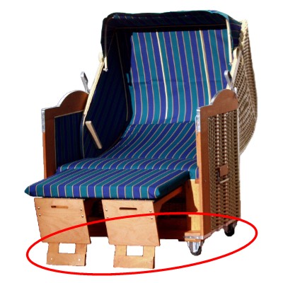 Unter dem Strandkorb können Rollen inklusive extra Stützen für die Fußrasten verbaut werden, wodurch dieser leichter zu bewegen ist und der Holzrahmen geschützt wird.