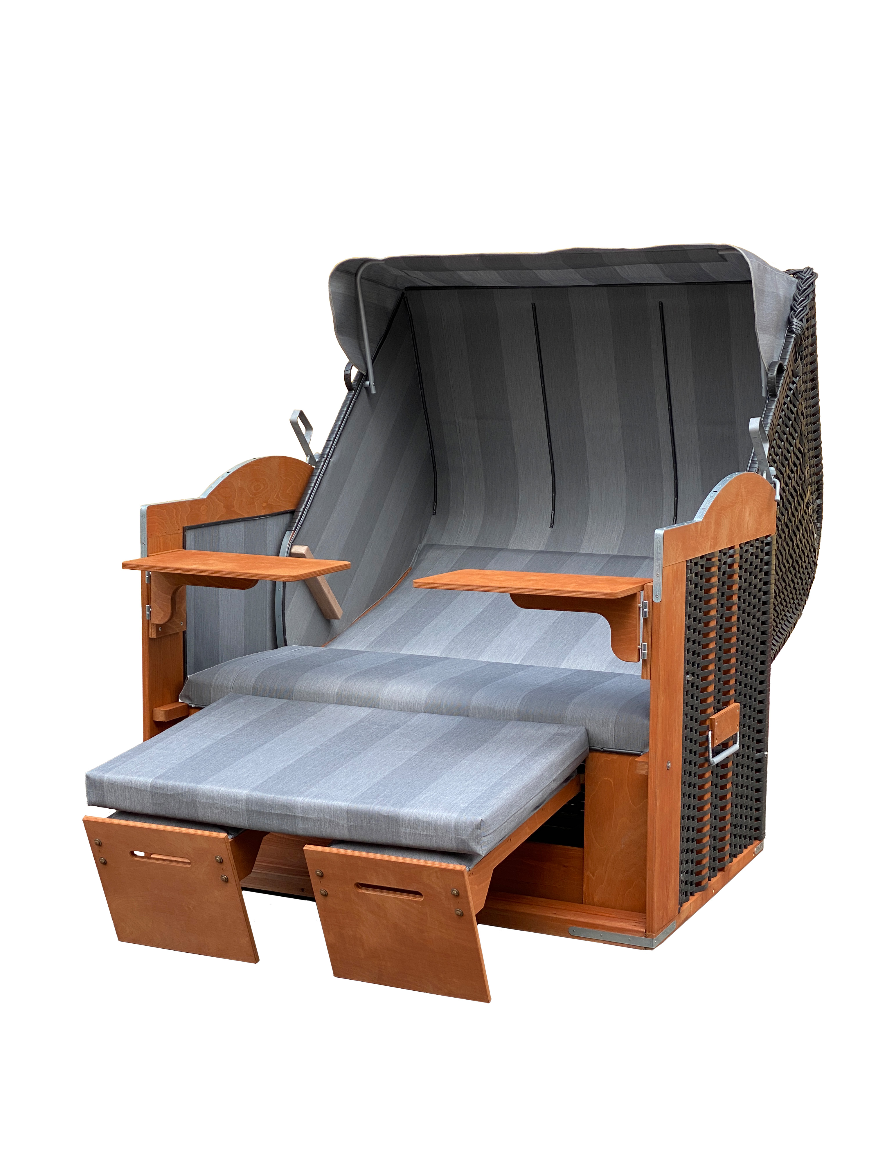 Der 2,5-Sitzer Strandkorb hat ein Geflecht aus PVC in der Farbe anthrazit mit einem gestreiften Stoffdesign in grau.