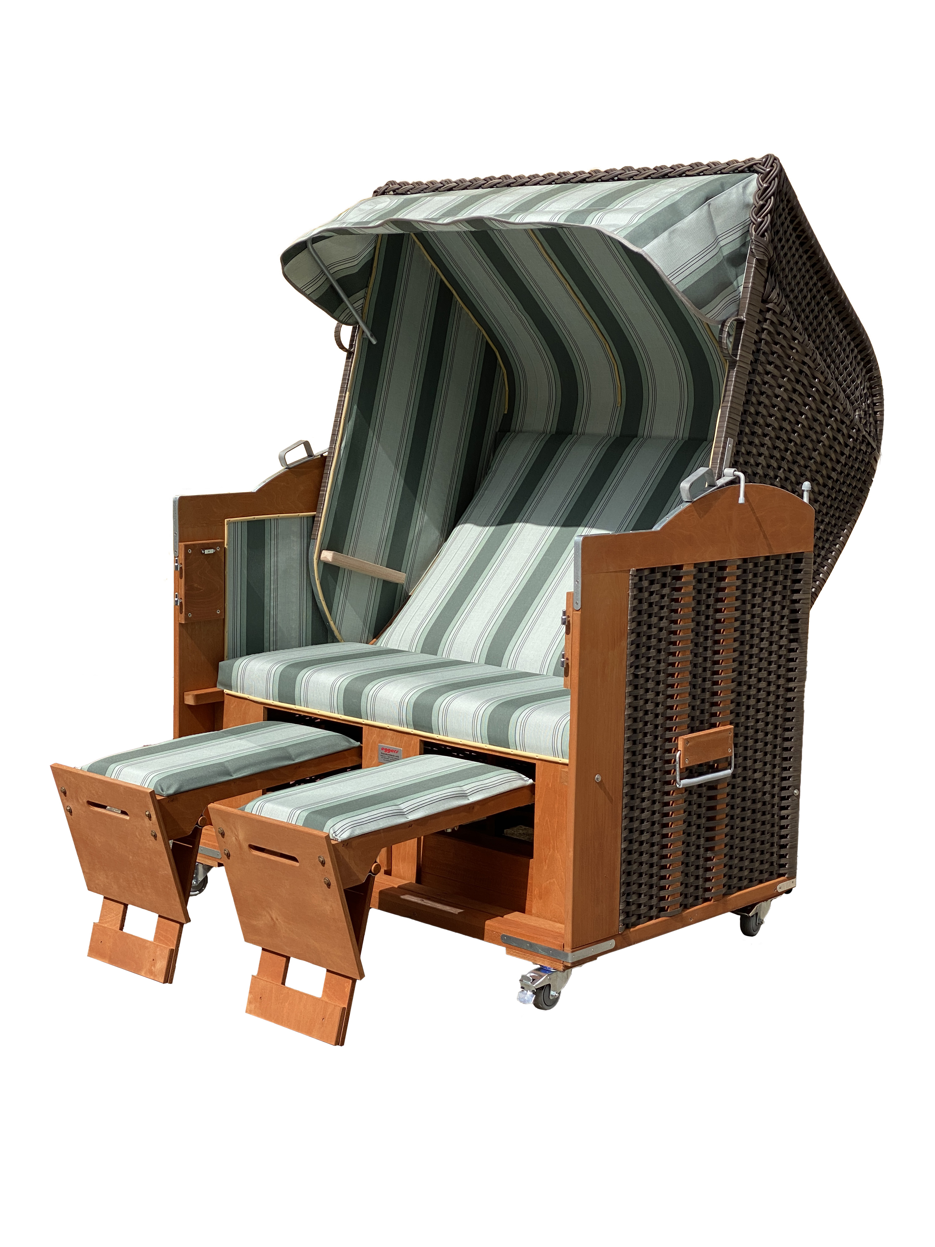 Der 2,5-Sitzer Strandkorb hat ein Geflecht aus PE in der Farbe cappuccino mit einem gestreiften Stoffdesign in grün.